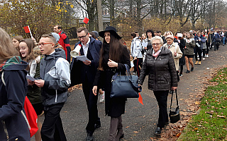 Seniorzy maszerowali ramię w ramię z młodzieżą. Parkiem Kusocińskiego przeszedł Międzypokoleniowy Marsz Niepodległości